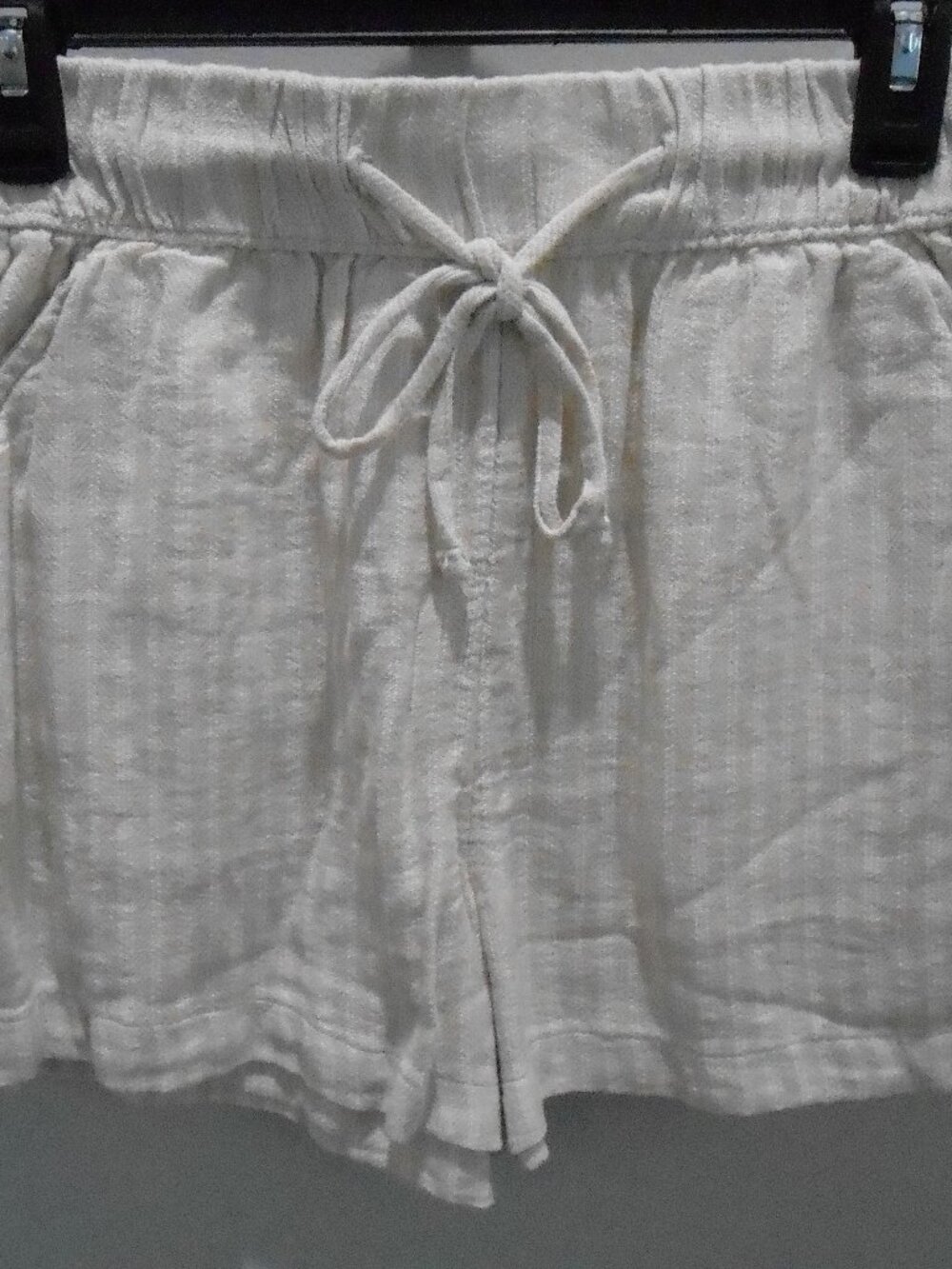 Time & Tru Women's Papyrus Beige Pinstriped Elastic Waist Linen Blend Shorts-XS